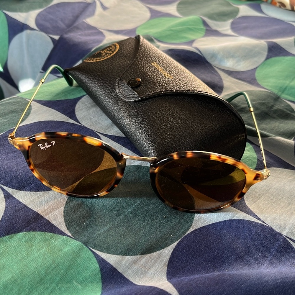 RAY-BAN RB2447 ROUND/CLASSIC

Frame Color: 1160 Spotted Brown Havana